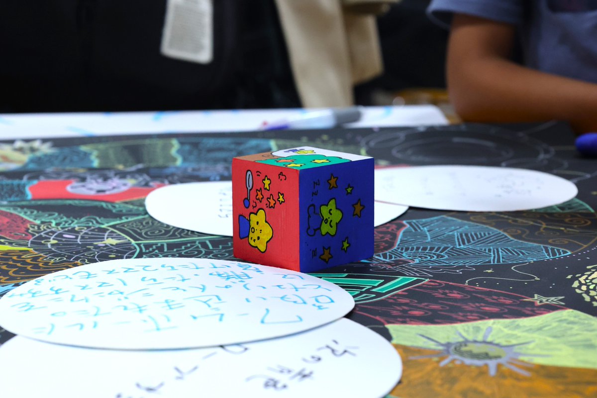 ＼開催レポート／
11/3（月・祝）に、展覧会関連イベントとして、ワークショップ「アートなサイコロをつくって、昭和のすごろくであそぼう！」を開催しました。果物や動物など、様々なモチーフで1から6の目を表したサイコロをつくって、すごろく遊びをしました。

#戦後80年 #昭和レトロ #玩具 #子ども