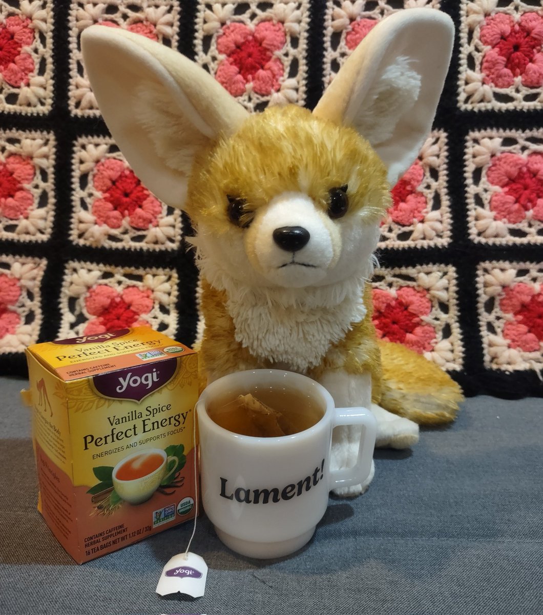 Yogi Perfect Energy is a sweet caffeinated tea. The vanilla and green tea shine through strongly, drowning out the other flavors and creating a strangely satisfying cup. It has a bitter-sour aftertaste that incentivizes one to take another sip, for better or worse.
#binaht