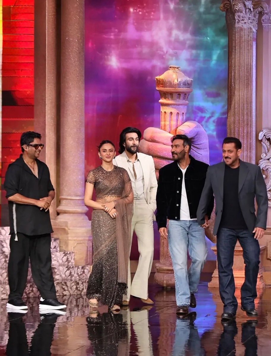 BSKFanClub's tweet photo. Star cast of #DedePyarDe2 #AjayDevgan #RMadhavan #RakulPreetSingh & #MeezanJaffrey with #SalmanKhan at #WeekendkaVaar
#BiggBoss19 😍 https://t.co/QjpmKM2NNy