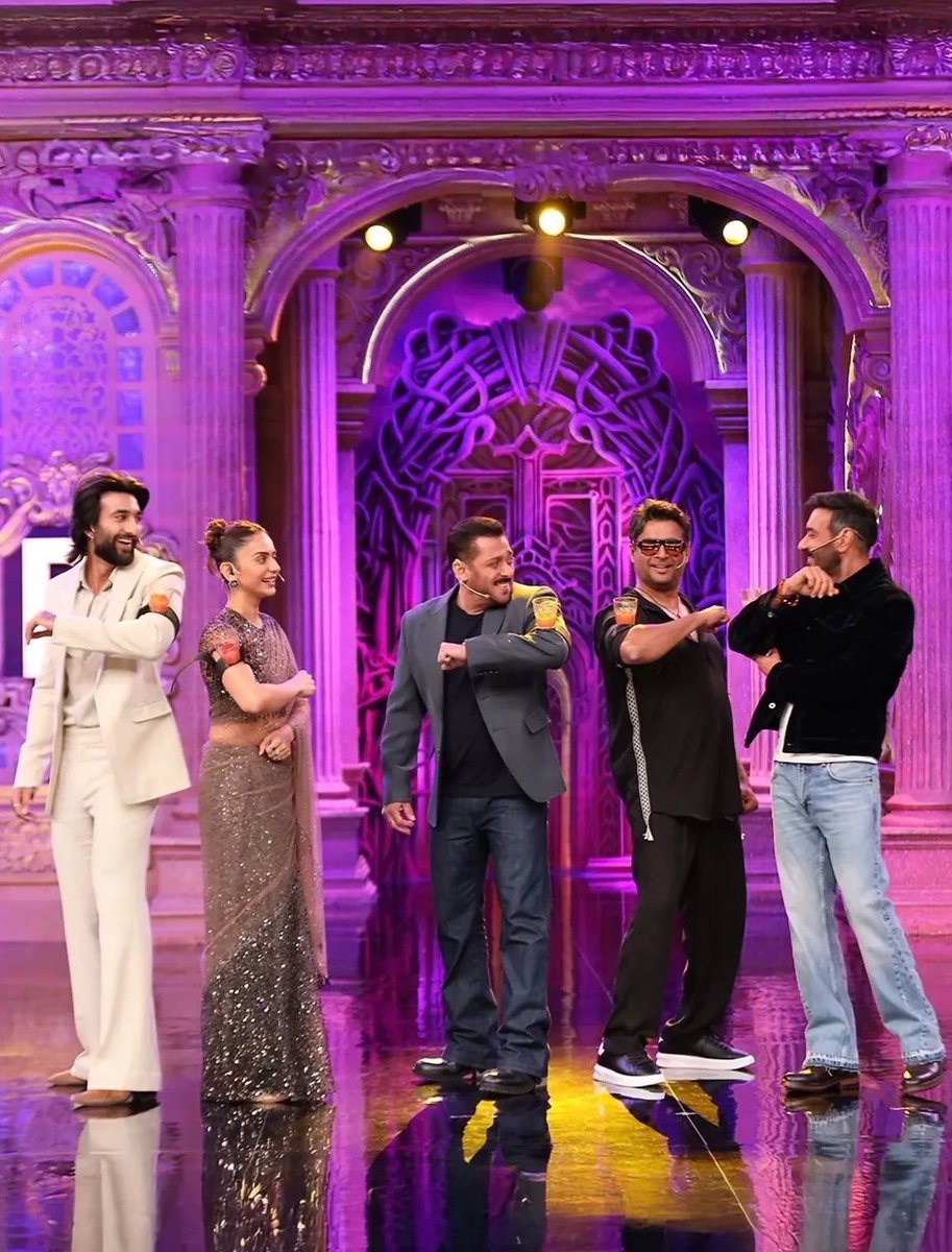 BSKFanClub's tweet photo. Star cast of #DedePyarDe2 #AjayDevgan #RMadhavan #RakulPreetSingh & #MeezanJaffrey with #SalmanKhan at #WeekendkaVaar
#BiggBoss19 😍 https://t.co/QjpmKM2NNy