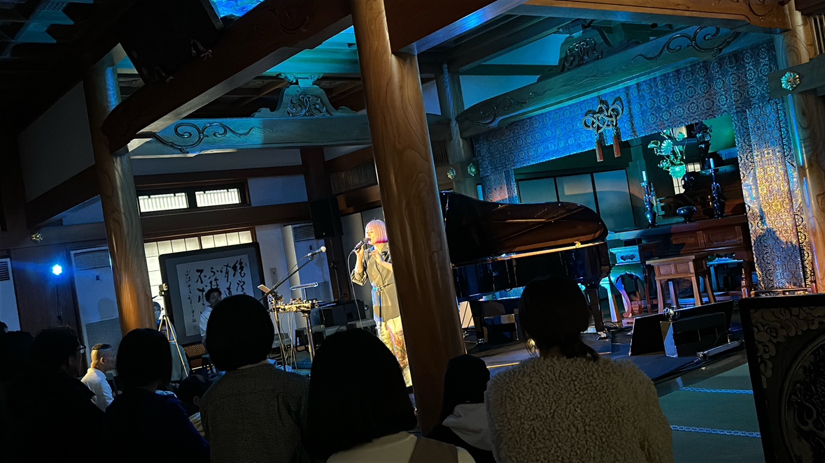 【JUHLA FESTIVAL 2025 テラノオト】
11/8.9に文京区千駄木の養源寺と光源寺で開催されたユフラフェス🎶
今年も協賛させていただきました！
美味しい食事とお酒を片手に楽しむお寺の音楽は最高の癒しでした✨
#JUHLAFESTIVAL #ユフラフェス2025 #artbraincompany #ABC照明 #ABC音響 #ABC配信