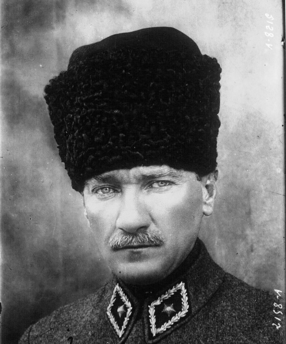 Yalnızca bir yas günü değil, bir hatırlama günüdür bugün.
Bir halkın yeniden ayağa kalkışını, aklın ve bilimin ışığında yürüyüşünü hatırlamak…

Düşüncesiyle, cesaretiyle, mirasıyla bize yol göstermeye devam eden Mustafa Kemal Atatürk’e sonsuz saygılarımla…