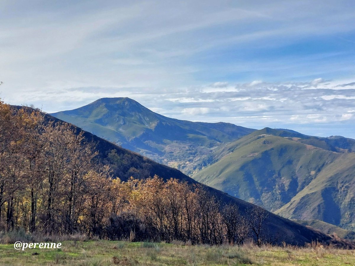 Pensábamos de niños que las montañas estaban ahí para la eternidad, que aquellos hermosos gigantes no morirían nunca, luego supimos que estábamos equivocados, las montañas también mueren como el más frágil de los hombres. 
🖋 Julia Otxoa
#BuenosDías #10Nov