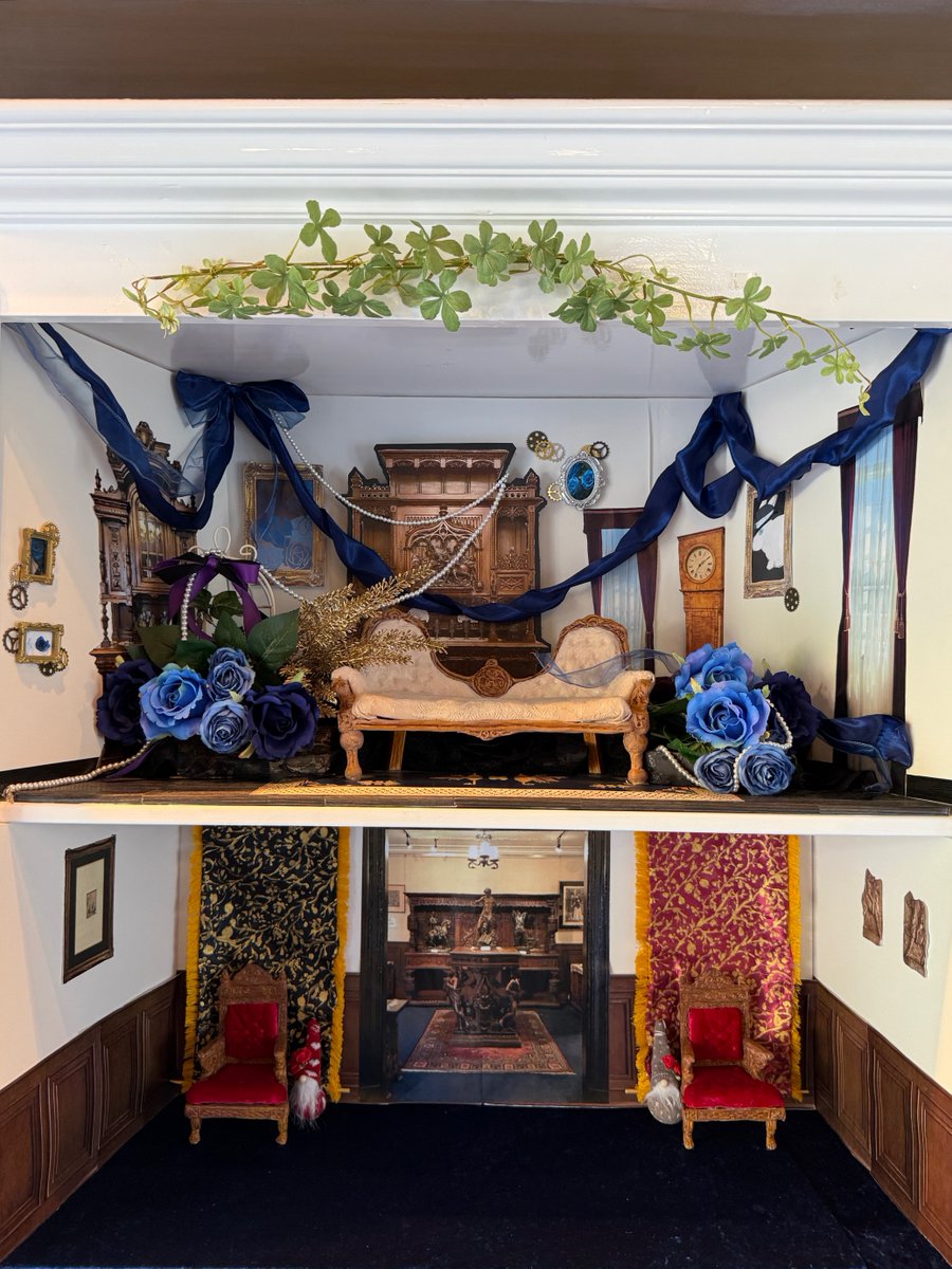 うろこの家ガーデンハウスの
＃ぬい撮り スポットが完成しました！

と #ぬい活 スタッフより連絡が入りました
こちらが今季のぬい撮りキャビネットです
（上段・中段）

クリスマスシーズン前の短いひとときですが
撮影をお楽しみいただければ幸いです

＃神戸 ＃異人館 #北野異人館 #サターンの椅子