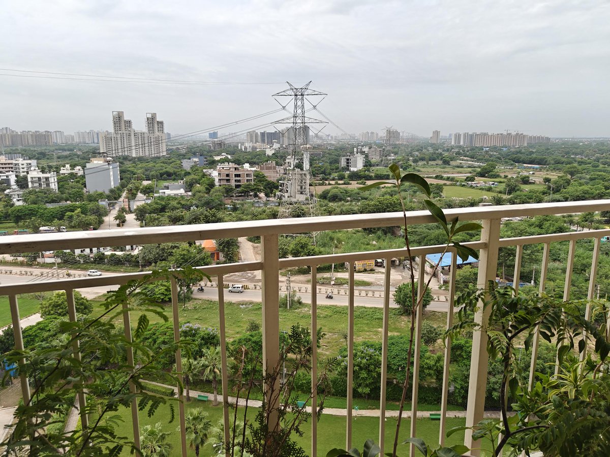 null_void_space's tweet image. Welcome to the #Gurugram, version of the #StrangerThings5 
Effect of #Pollution! 
Brace Your Lungs #winteriscoming 
Aug 2025 vs Nov 2025!