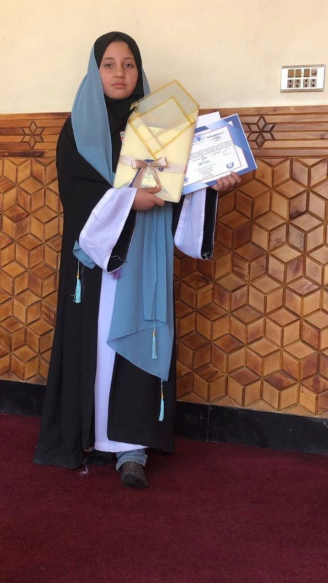 یو وطنوال خپلې لور ته یوازې خپلې اوښکې ډالۍ کړې دي او بس!

نن زما سوله له #شپږم ټولګي فارغه سوه
ما فکر کاوو سوله به دولسم وايي،پوهنتون ته  به ځي او بیا به خپل وطن او خلکو ته خدمت کوي خو دریغه.....ما نن خپلې لور ته خپلې اوښکې او سخته بې وسي ډالۍ کړه.
سولې غوښتل ډاکټره شي، له