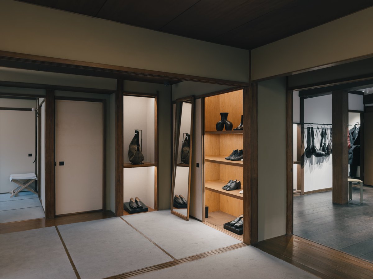 lorenzobarassi's tweet image. The Lemaire store in Tokyo has this quiet yet striking precision you can’t really ignore. I shot a small series trying to capture that atmosphere. Maybe something @dieworkwear would appreciate.
#Lemaire #Tokyo #StoreDesign #DesignDetails #TokyoPhotographer #MenswearPhotography