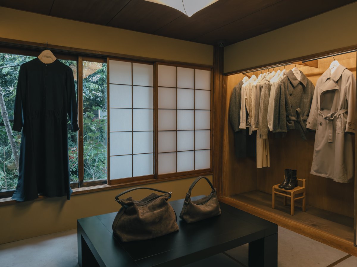 lorenzobarassi's tweet image. The Lemaire store in Tokyo has this quiet yet striking precision you can’t really ignore. I shot a small series trying to capture that atmosphere. Maybe something @dieworkwear would appreciate.
#Lemaire #Tokyo #StoreDesign #DesignDetails #TokyoPhotographer #MenswearPhotography