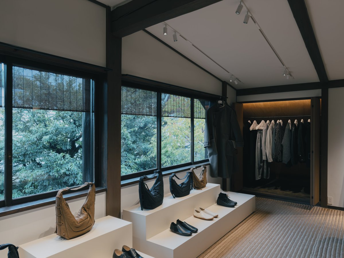 lorenzobarassi's tweet image. The Lemaire store in Tokyo has this quiet yet striking precision you can’t really ignore. I shot a small series trying to capture that atmosphere. Maybe something @dieworkwear would appreciate.
#Lemaire #Tokyo #StoreDesign #DesignDetails #TokyoPhotographer #MenswearPhotography