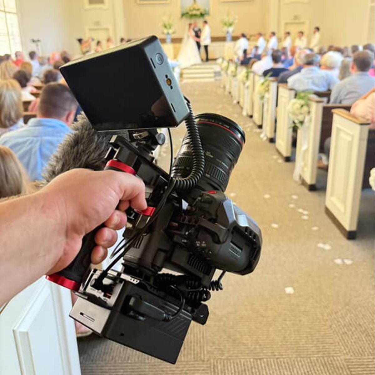 osee_tech's tweet image. 🎯Lightweight design for effortless mounting on gimbals and camera rig
🎥#OseeLilmon5 monitor and #CanonR5C
📸by @hunterj_10
.
.
#oseemonitor #oseetech #moviemaking #onset
#filmproduction #cameragear #onlocation #videography #directorofphotography #setlife #cinematography