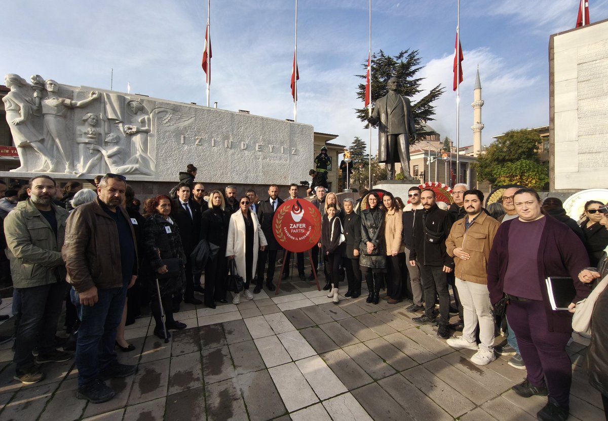 zaferpartisi26's tweet photo. İl Başkanımız Hasan Demir, (@hasan_demir26) Merkez İlçe Başkanlarımız ve beraberlerindeki parti heyetimizle birlikte Eskişehir Vilayet Meydanı'nda düzenlenen Büyük Önder Atatürk’ün Ebediyete İrtihalinin 87. Yılı Anma Programı'nda yer aldık.

Programın ardından meydanda yer alan Atatürk Anıtı'nda resmi çelenk sunma törenimizi gerçekleştirdik.

Cumhuriyetimizin banisi Halaskargâzi Mustafa Kemal Atatürk'ü bir kez daha sevgi, saygı, rahmet ve minnetle anıyoruz.

#10Kasım #10Kasım1938
#Anıyoruz #Arıyoruz