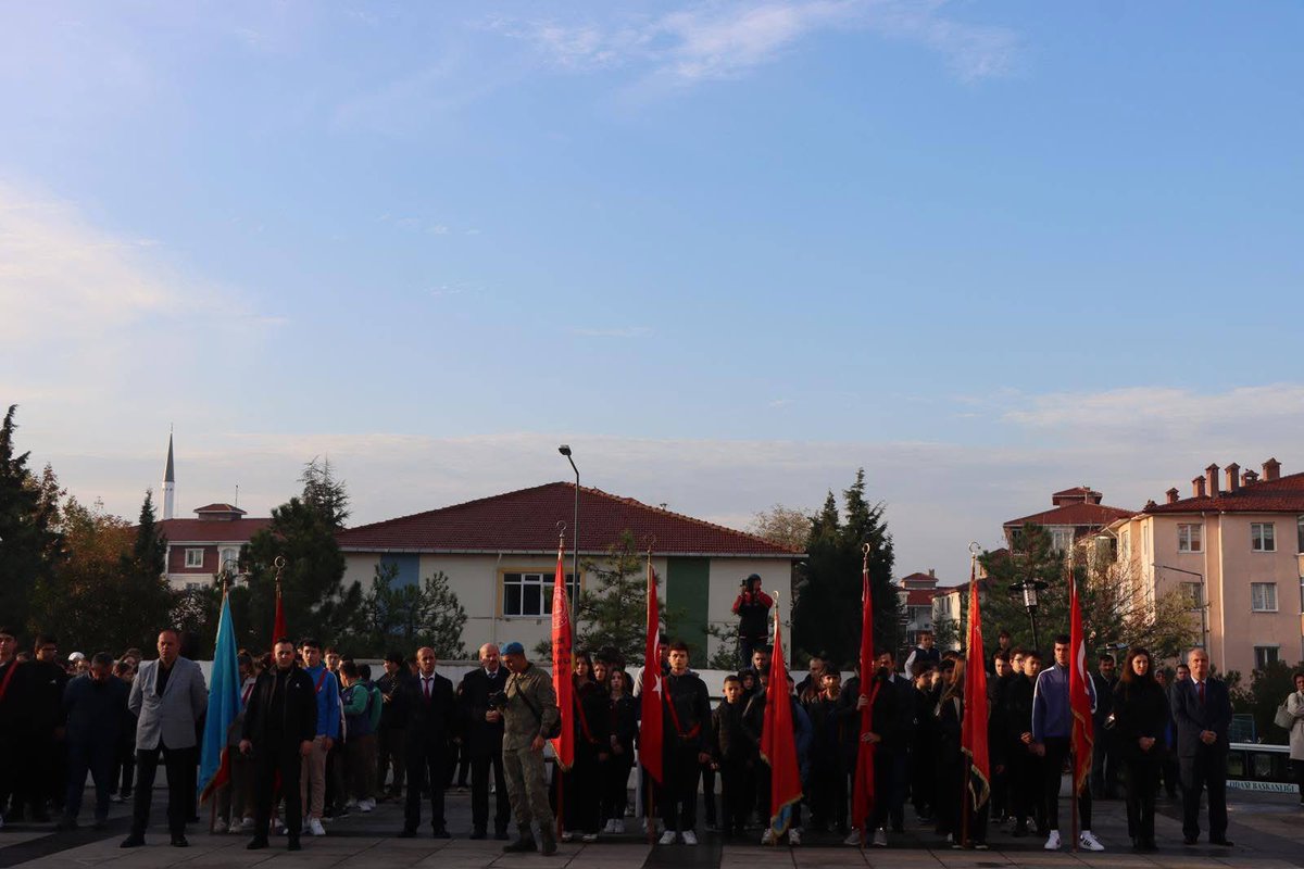 Ulu Önderimiz Gazi Mustafa Kemal Atatürk'ün aramızdan ayrılışının 87.yıldönümünde ilçemiz tören alanında bulunan Atatürk Büstüne çelenk sunumu gerçekleştirilerek saygı duruşunda bulunuldu ve İstiklal Marşımız okundu.