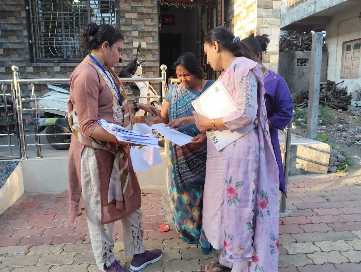 તા.૦9.૧૧.૨૫ ના રોજ ૧૫૮-કામરેજ વિધાનસભાના ભાગોમા ERO અને AERO દ્વારા ભારતીય ચૂંટણી પંચ દ્રારા તા.૦૪ નવે.શરૂ થયેલ મતદારયાદી ખાસ સઘન સુધારણા કાર્યક્રમ(SIR)ની સમજ આપી મતદાર ગણતરી ફોર્મનું વિતરણ તથા ભરવા અંગે ચર્ચા કરવામા આવી.<a href="/CEOGujarat/">Chief Electoral Officer, Gujarat</a> <a href="/ECISVEEP/">Election Commission of India</a> 
<a href="/surat_deo/">District_Election_Officer and Collector Surat</a> <a href="/collectorsurat/">Collector Surat</a>