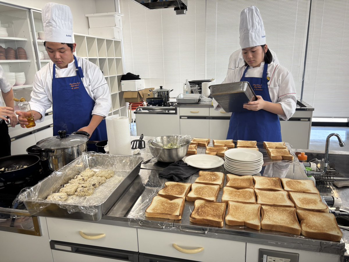 MBC_umipro's tweet photo. 城西高校1年生のみんなは、鹿児島の特産「ソデイカ」を使ったサンドを作ってたナゴ🦑🦑🦑ピリ辛ソースの香りが漂ってきて、たまらなかったナゴ～～～（オイラ、ヨダレがとまらなかったナゴ・・・🤤）
#海のごちそう開発プロジェクト https://t.co/NDNiSS4oqE