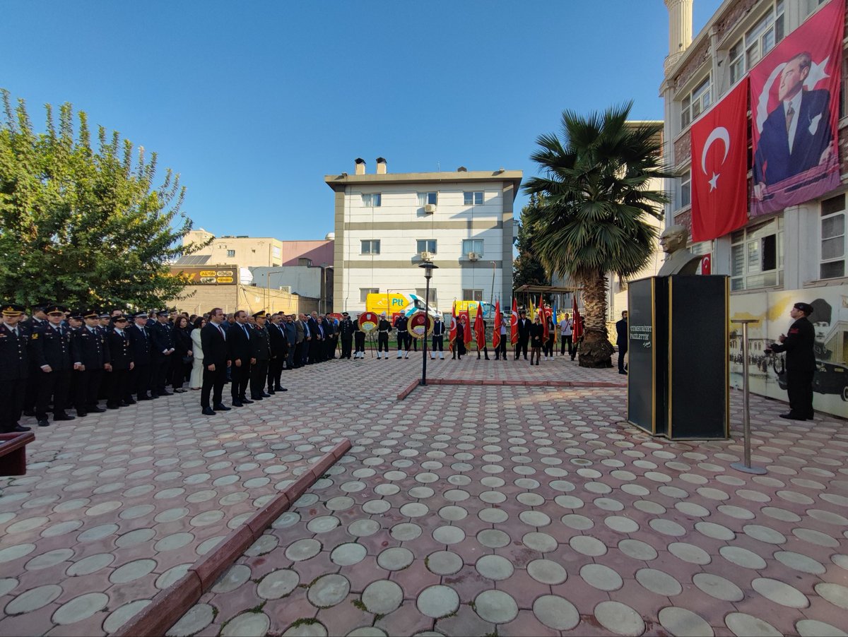 Kaymakamımız Sayın Çağlar PARTAL, İlçe Protokolü ile birlikte Cumhuriyetimizin Kurucusu Gazi Mustafa Kemal Atatürk’ün ebediyete irtihalinin 87. yıl dönümü dolayısıyla Hükümet Konağı bahçesinde düzenlenen Çelenk Sunma Törenine katıldı. Ulu Önder Atatürk, saygı ve minnetle anıldı.