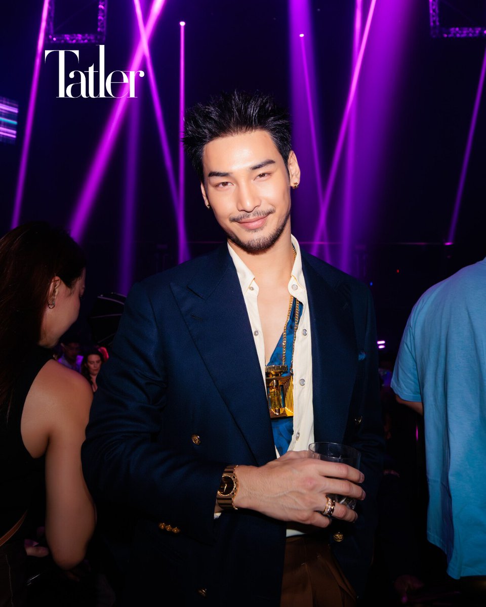 ApoMyLover's tweet photo. IG: tatlerphilippines
Apo Nattawin made a striking appearance at the Johnnie Walker Vault event, blending fashion and whisky artistry in perfect harmony. Simply stunning!🥰😘
APO AT JW VAULT CELEBRATION
#JohnnieWalkerVaultxApo
@Nnattawin1 #ApoNattawin
#VaultTH #KeepWalking https://t.co/RAUFgQoUvv