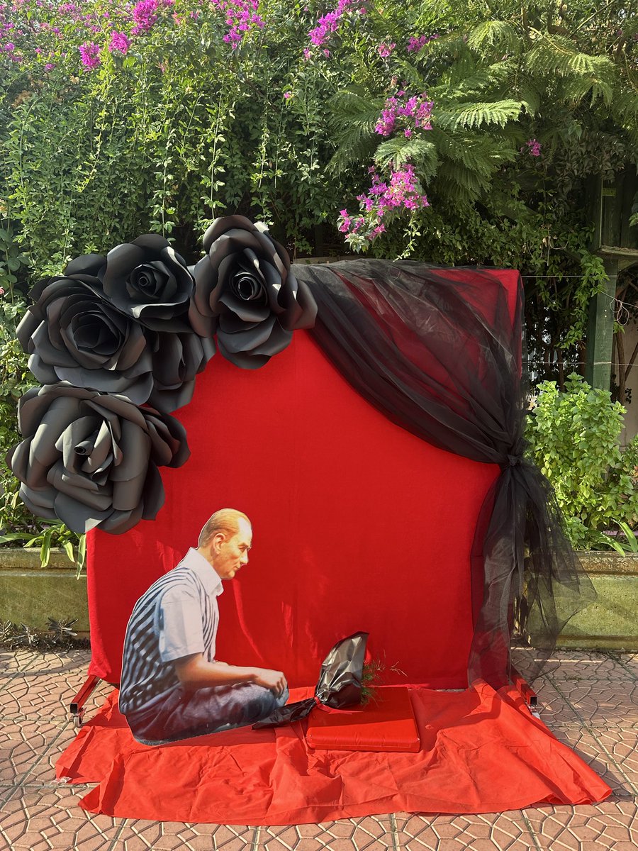 Cumhuriyetimizin kurucusu Ulu Önder Mustafa Kemal Atatürk’ü özlem ve minnetle anıyoruz.

Aklımızda fikirlerin, kalbimizde sevginle ♾️ #10Kasım
<a href="/tcmeb/">Millî Eğitim Bakanlığı</a> <a href="/MersinValiligi/">Mersin Valiliği</a> <a href="/MersinMEM/">Mersin İl Millî Eğitim Müdürlüğü</a> <a href="/yenisehirmem_33/">Yenişehir İlçe Milli Eğitim Müdürlüğü</a> <a href="/MemBasin/">BASIN VE HALKLA İLİŞKİLER</a>