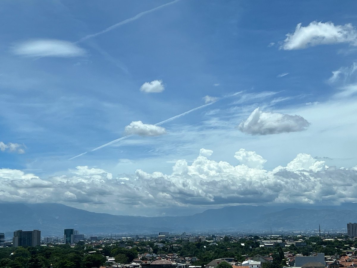 laure_ang3lica's tweet image. #holidayinnhotel
#bandung
#westjava
#indonesia 
#southeastasia
#cityview
#citysight
#cloud 
#skyporn