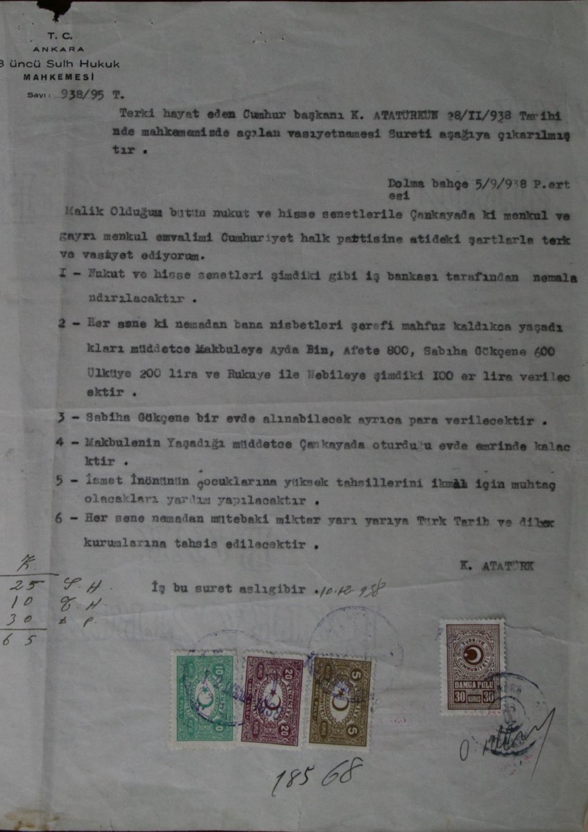 IsmetBaki's tweet photo. O, "Ben, gerektiği zaman, en büyük armağanım olmak üzere Türk milletine canımı vereceğim" diyerek vatan sevgisini en derin şekilde ifade etmişti. Bu söz, onun hayatının her anına bakıldığında da zaten açıkça görülüyor.

Ebedi Başkomutanımızın 05.09.1938'de Dolmabahçe Sarayında yazdığı, ve 28.11.1938 tarihinde Ankara 3. Sulh Hukuk Mahkemesinde açılan vasiyetnamesini her okuduğumda, vasiyetnamesinde dahi Türk milleti'nin geçmişini öğrenmesi ve geleceğinin temelini oluşturan dili için gösterdiği çabaya hayran kalıyorum.

Ben ne zaman ümitsizliğe kapılsam, senin yaşadığın zorluklar ve imkansızlıklar içinde kurduğun kıymetli mirasın olan Cumhuriyet ve "Bütün ümidim gençliktedir!" sözün aklıma geliyor, Atam.

Sevgi, saygı ve özlemle seni anıyoruz...