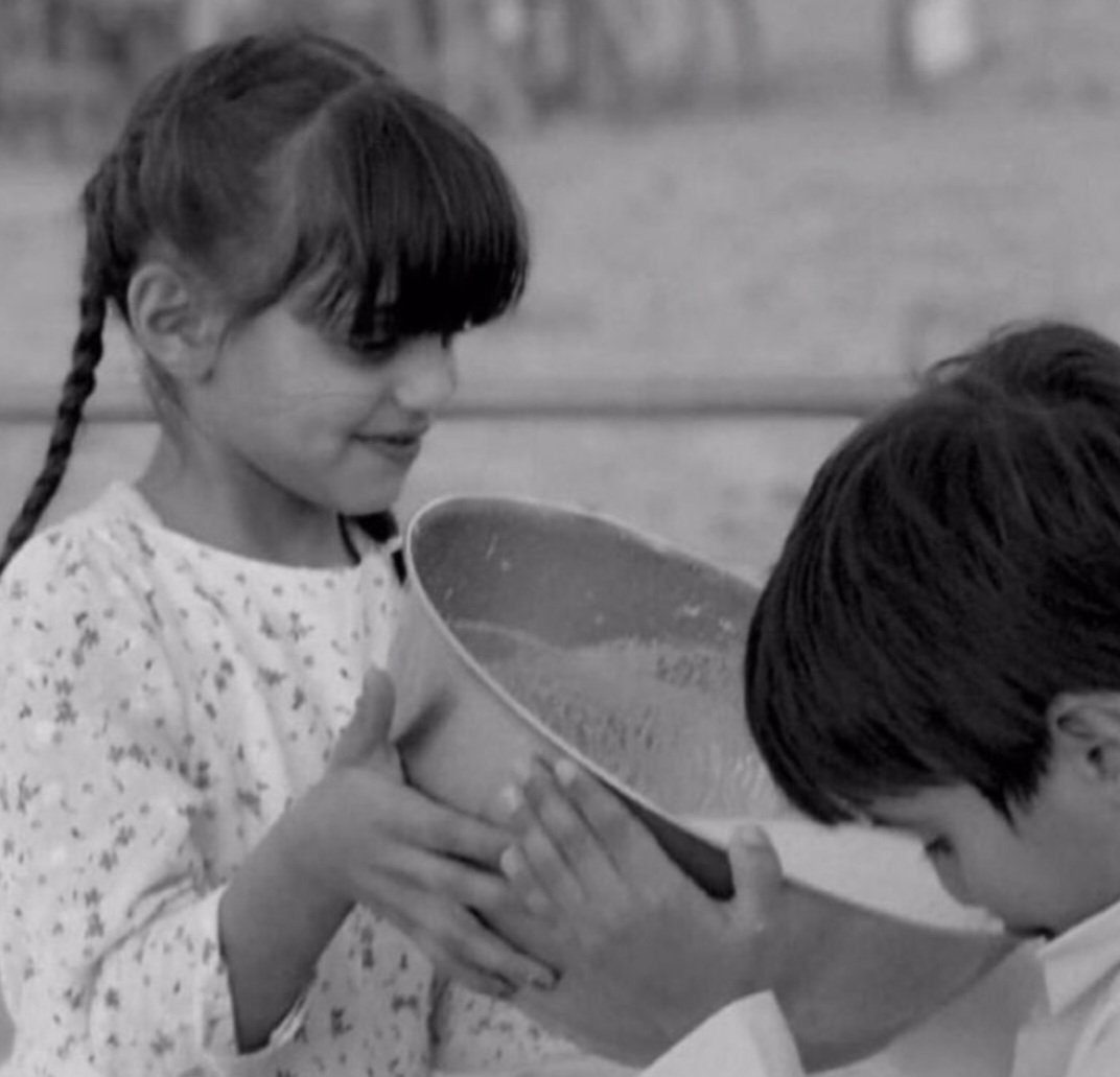 فك خيط الوصل حان الرحيل
لاتخلّي خطوتك على مهل....

شاب ظني فيك واخطيت الدليل
لين شفت الحلم في عيني كهل

ان نفضت الجمر ماشاله شليل...
لاتحسّب شيلة اعذارك.....سهل

ليتني ماخترتك لدرب ٍ طويل
وليت لاحقني بمعرفتك جهل...💔

#صباح_الخير