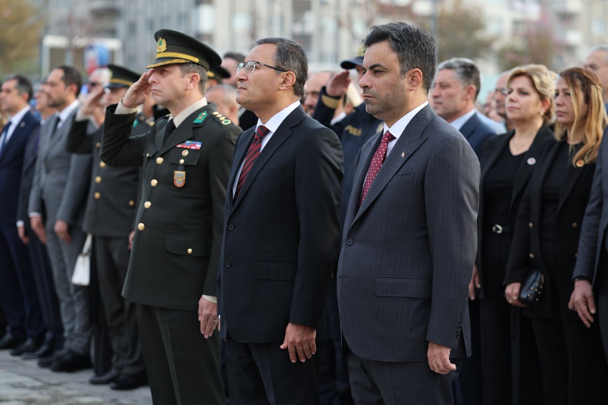 BagcilarMem's tweet photo. Kaymakamımız Abdullah UÇGUN, Belediye Başkanımız Yasin YILDIZ,İlçe Milli Eğitim Müdürümüz Mehmet SANSAR ,daire amirlerimiz, öğretmen ve öğrencilerin katılımlarıyla “10 Kasım Atatürk’ü Anma Günü” münasebetiyle Bağcılar Meydan Atatürk Anıtı’nda Çelenk Sunma Töreni katıldı. https://t.co/hb9VIPQscA