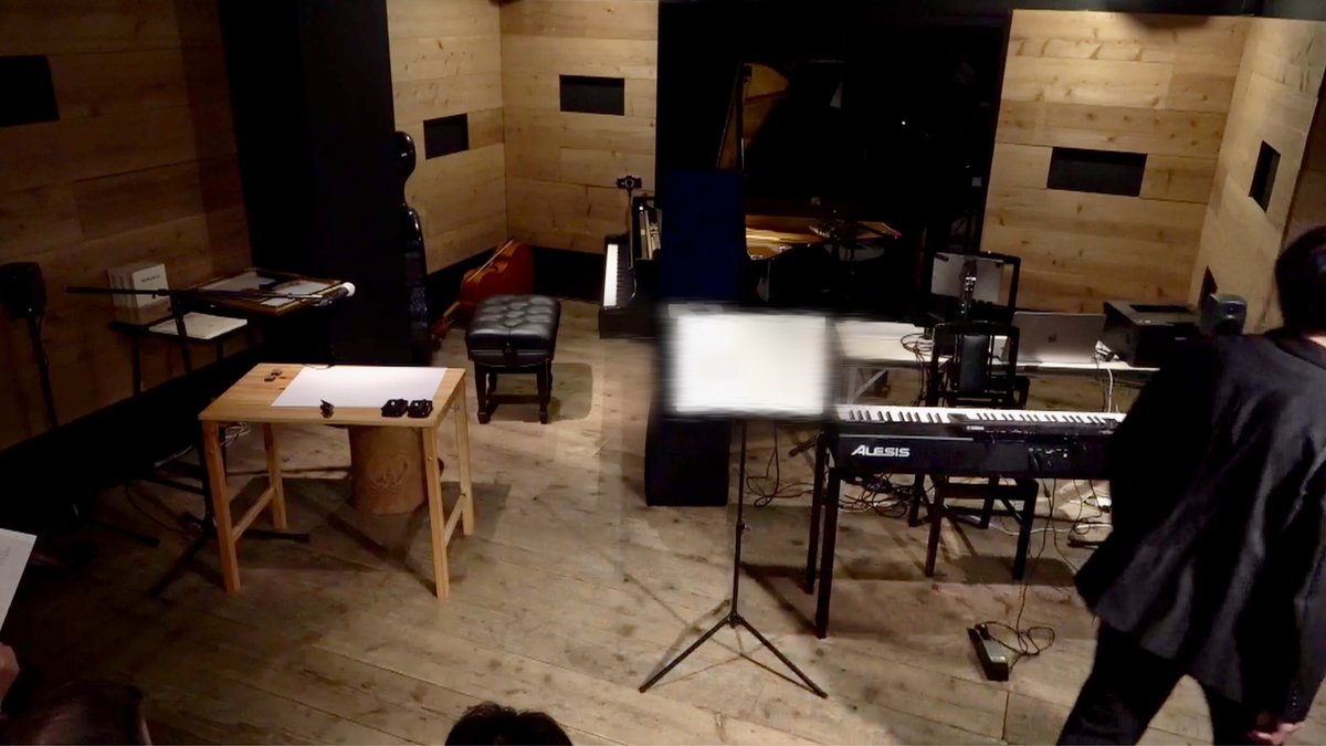 これまで演奏してきた《4分33秒》の様子。

背中側に楽譜がプリントされたTシャツを観客に見せて観客全員と演奏したり、池袋の公園で弦楽五重奏版を指揮したり、屋外でオタマトーン版を演奏したり、公演の休憩時間をそのまま「4分33秒の演奏中」にしたり。
演奏時間も場所も楽器も人数も様々でした。