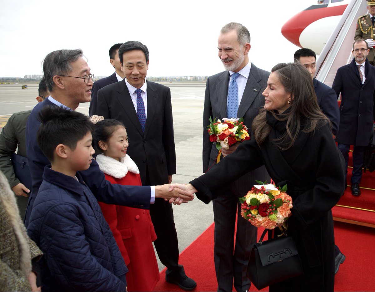 🇨🇳Llegada de los Reyes al Aeropuerto Internacional de Chengdu con motivo del inicio de su Viaje de Estado a la República Popular China. 

➡️casareal.es/ES/Actividades…