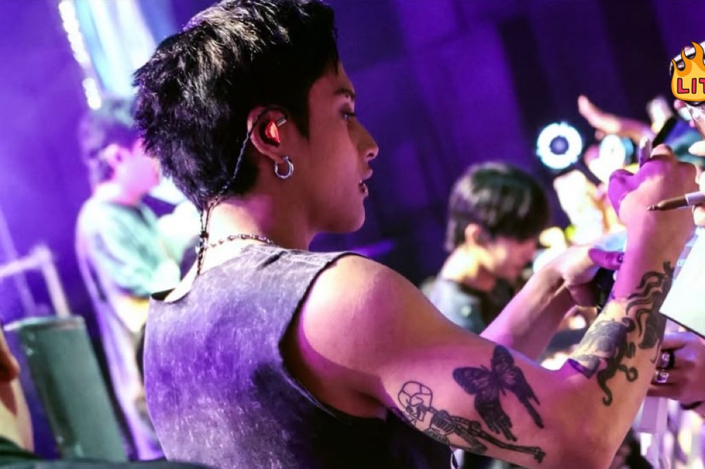 HIS ARMS??? THE TATTOO??? OH HES GOT ME FUCKED UP