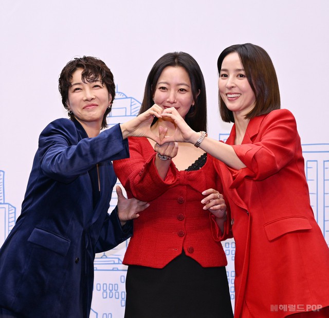 Kkorepo's tweet photo. 【フォト】#キム・ヒソン＆#ハン・ヘジン ら、新ドラマ「#次の人生はないから」の制作発表会に出席
🔗https://t.co/qZIDXw36lA https://t.co/i7oJesXhwU