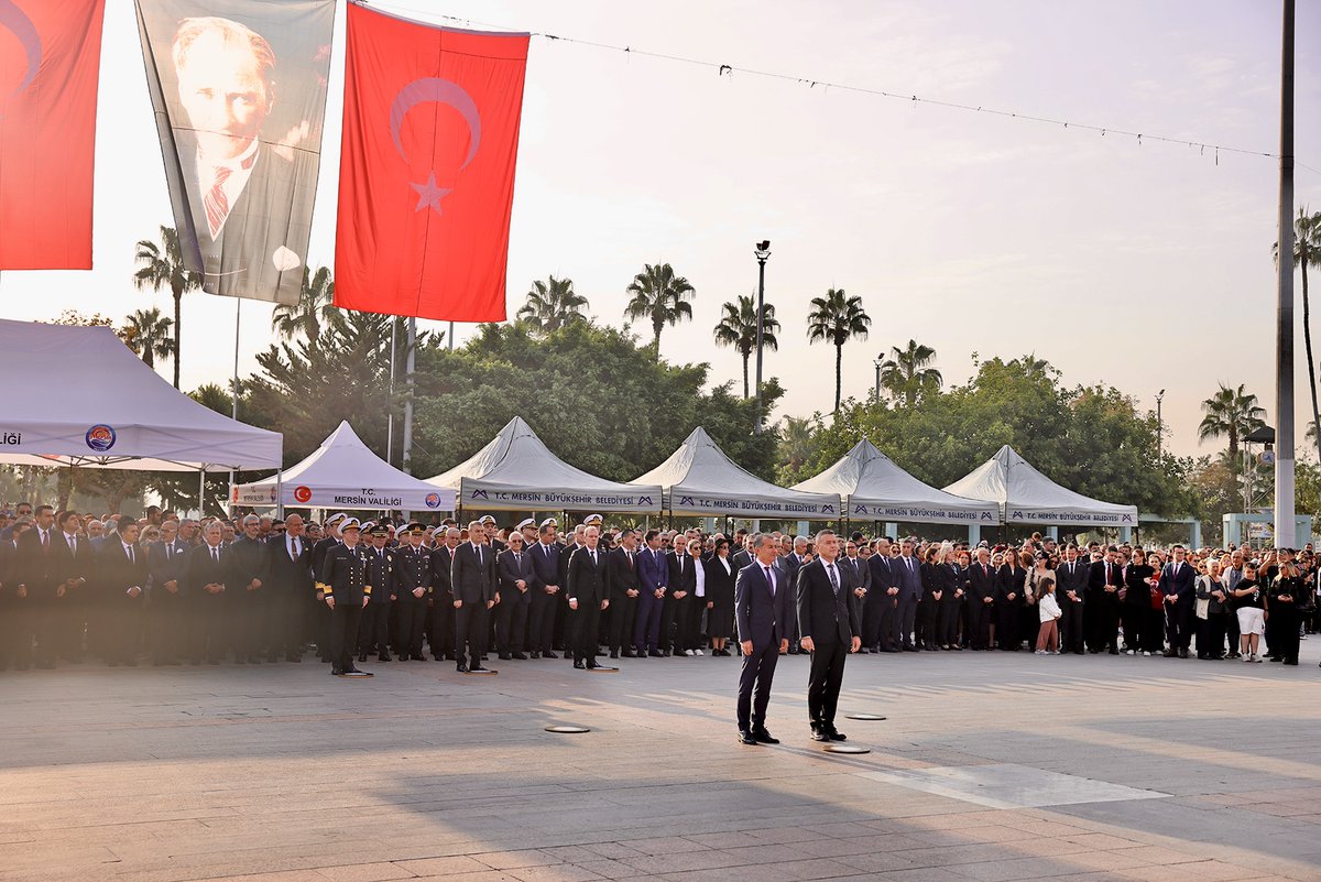 Mersin_DTO's tweet photo. Yönetim Kurulu Üyemiz  Bekir Yıldız ve Genel Sekreter Vekilimiz  Fuat Gedik, Mersin Valiliği tarafından düzenlenen 10 Kasım Atatürk'ü Anma Günü programlarına katıldı.
İl protokolünün hazır bulunduğu  törende, Yönetim Kurulu Üyemiz  Yıldız, Atatürk Anıtı'na çelenk sundu. https://t.co/IPHvoTGNpn