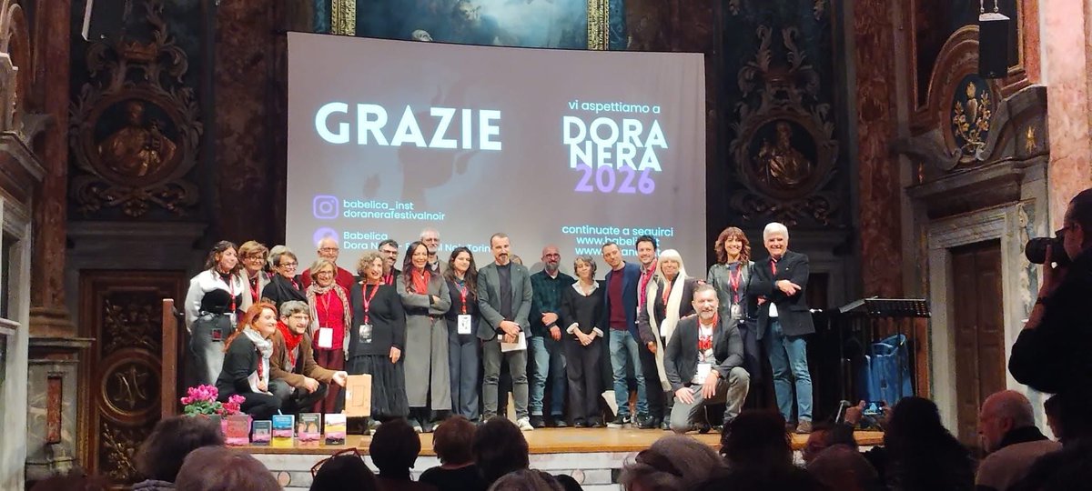 Cinque anni di Dora Nera, cinque anni di emozioni, suggestioni, letture, visioni e condivisioni, ascolto, abbracci. Congratulazioni ai nostri vincitori: Grazia Verasani, Alessandro Prandi e Luca Mercadante. E a tutte e tutti quelli che erano con noi, davvero, grazie di cuore!