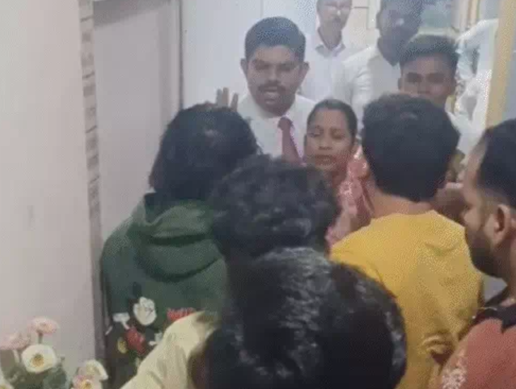 Uproar at Rajmahal Mall of Surat over alleged religious conversion  activities | DeshGujarat