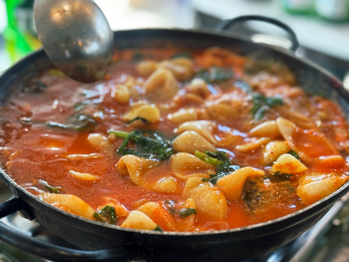 어제 방어 핫 데뷔했음 노량진가면 맨날 형제수산 아니면 전라상회만 갔는데 충청수산 이라고 새로운곳 가봤는데 마음에 들었어 방어만 먹으면 질릴까봐 모듬회 주문했고 탁월했음 애들아 매운탕은 모다모다 수제비 사리다