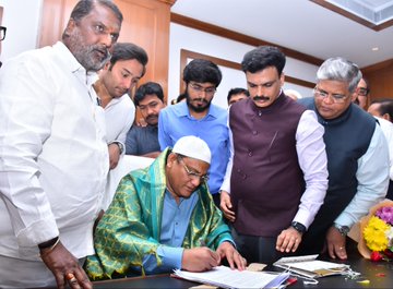 Hyderabad_Mail's tweet image. Former cricketer Mohammad Azharuddin takes charge as Telangana Minister for Minority Welfare and Public Enterprises. He pledged to focus on education, empowerment, and enterprise reforms.
#MohammadAzharuddin #TelanganaCongress #Telangana #MinorityWelfare