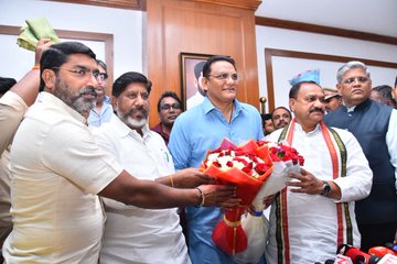 Hyderabad_Mail's tweet image. Former cricketer Mohammad Azharuddin takes charge as Telangana Minister for Minority Welfare and Public Enterprises. He pledged to focus on education, empowerment, and enterprise reforms.
#MohammadAzharuddin #TelanganaCongress #Telangana #MinorityWelfare
