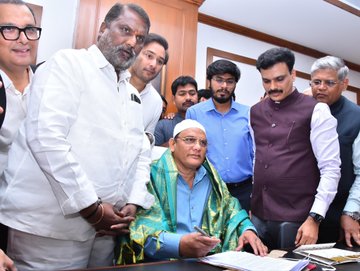 Hyderabad_Mail's tweet image. Former cricketer Mohammad Azharuddin takes charge as Telangana Minister for Minority Welfare and Public Enterprises. He pledged to focus on education, empowerment, and enterprise reforms.
#MohammadAzharuddin #TelanganaCongress #Telangana #MinorityWelfare