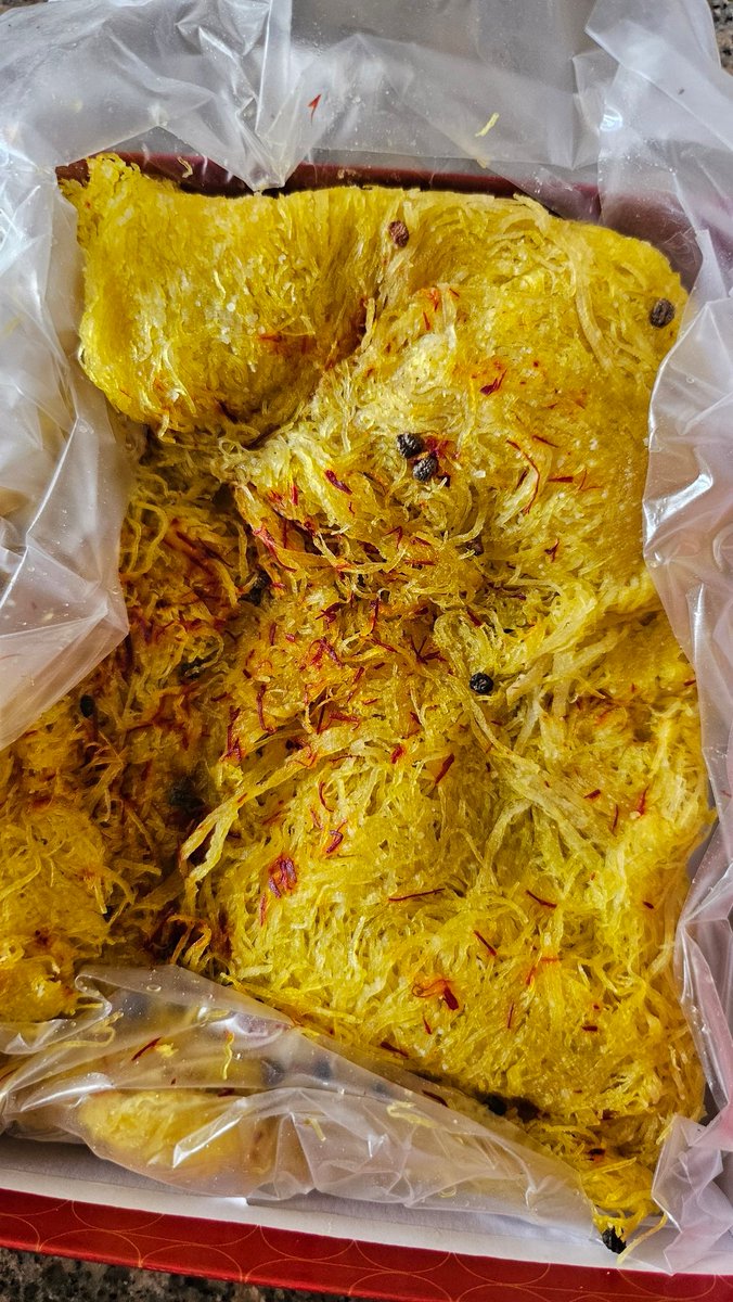 _umeshhhhh's tweet photo. @zomatocare I had ordered Sutrafeni it was lying there in a bad condition, it was smelling bad, the taste was bad I called the shop and they said that we will get it from outside, we will not make it here, I want my money back whatever I had received, I returned it to them there https://t.co/ix3C7Z9kxm