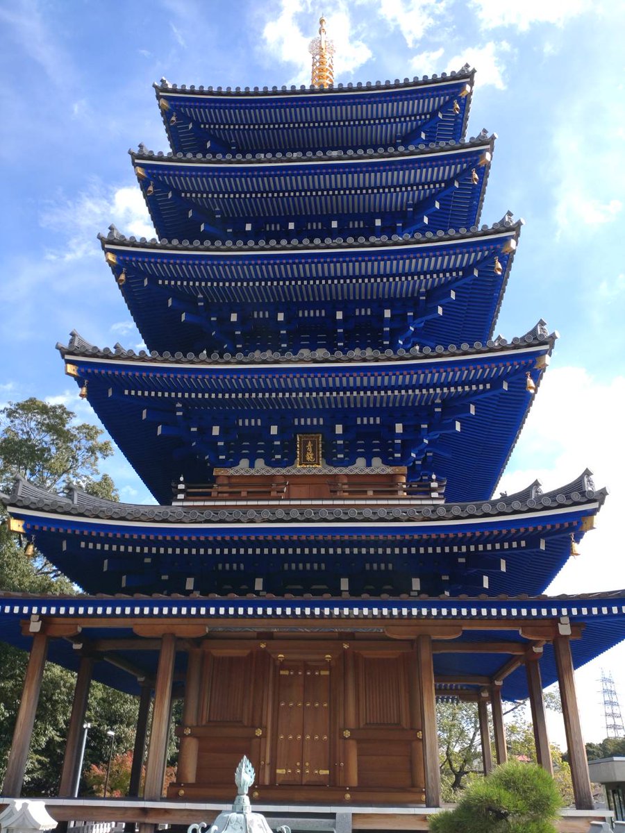 sincerity1959's tweet photo. 兵庫の ＃中山寺 に参拝！
青色の五重の塔は美しかった。
七五三の時期でもあり沢山の人が訪れていました。 https://t.co/Ky065REwb9