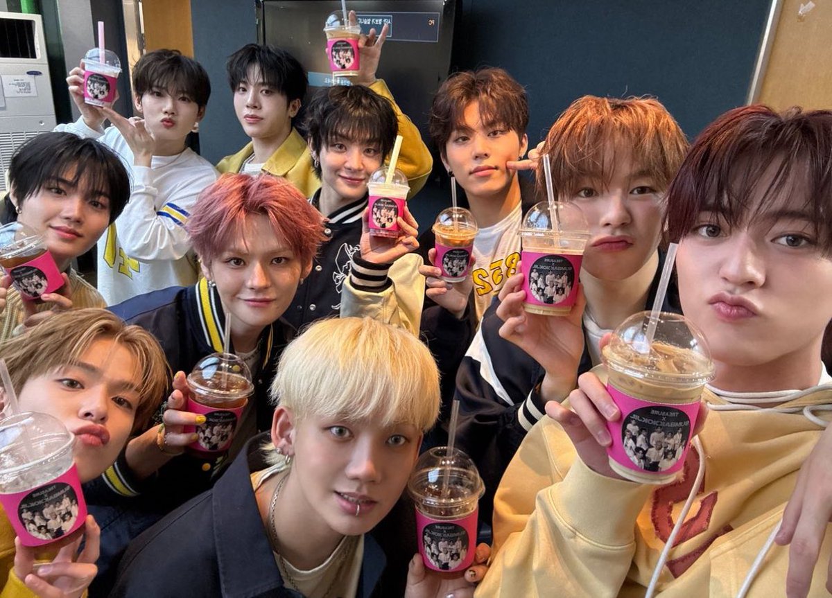 annafiry's tweet image. Giveaway treasure official lightstick ver 1

Rules:
•Rt &amp;amp; Like
•Drop (#REASURE #2025MAMAVOTE )
•End: tba

Good luck tum💖