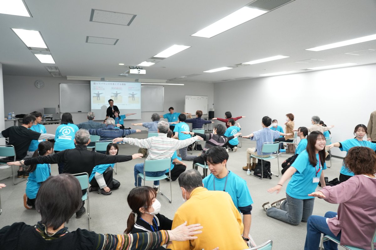 HSUH_PT's tweet photo. 今年度二回目の「ともに歩む会」が開催されました✨️

​今回のテーマは「家庭で継続する症状別セルフトレーニング！」でした。

皆で身体を動かした後に、冬の楽しみや日頃の運動習慣などについて、座談会でたくさんお話ししました。

#パーキンソン病 
#医療職の卵たち
#高校生も参加 https://t.co/q4YQ1mc87L