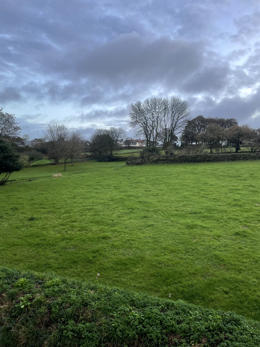 Morning everyone, looking nice out then for the start of the week- have a great day whatever your doing.