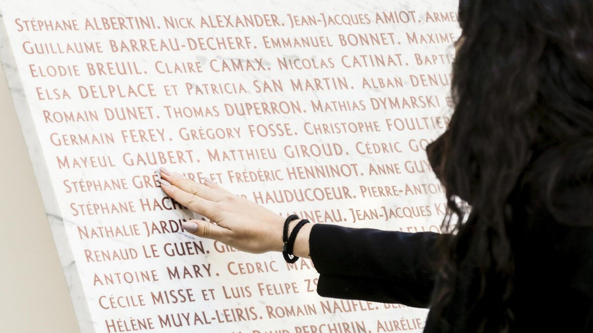 Les attentats du 13-Novembre : "L'événement emblématique sur lequel la mémoire s'est accrochée" france24.com/fr/france/2025…