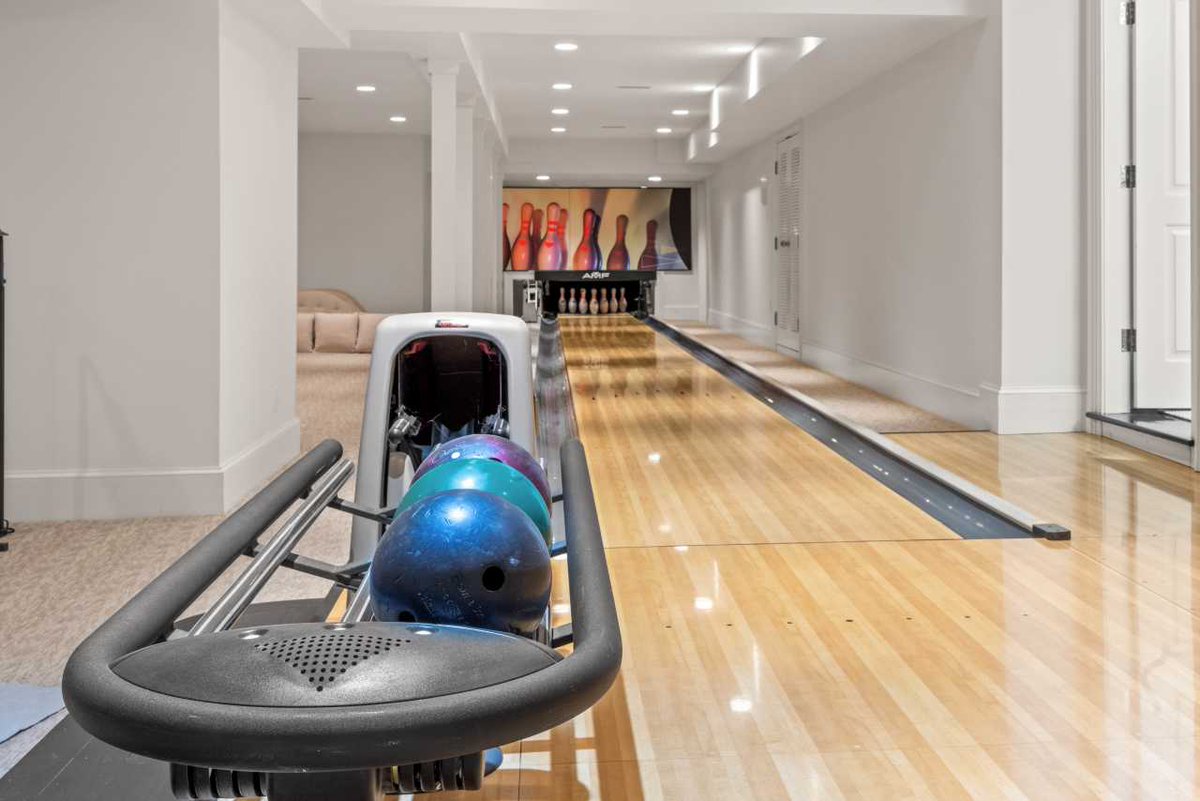 The home that shoes built has set a sales record!

A waterfront estate on Martha’s Vineyard, linked to shoe designer Marc Fisher, has sold for $37.5 million in what is the largest home deal the affluent Massachusetts island has ever seen.  trib.al/Q05YgUP