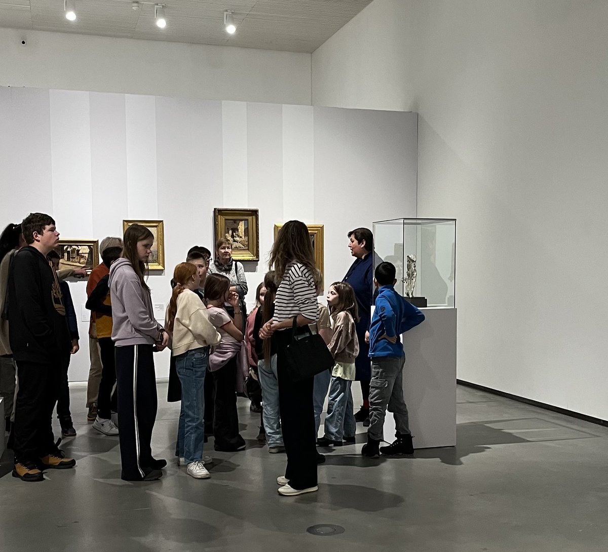 Your #morningcalm in Riga is a class trip to the art museum.