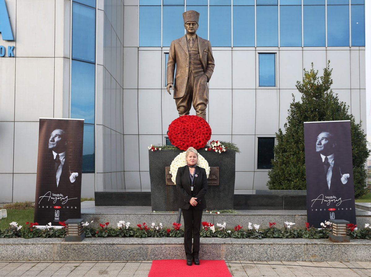 Bugün burada, çiçeklerimizi Atatürk’ün aziz hatırası önüne bırakırken, çok önemli bir gerçeği hatırlıyoruz.

2019 yılına kadar, İSKİ’de Atatürk’ün bize bıraktığı ilke ve değerleri sembolize eden bir büstümüz yoktu. Bugün gururla önünde buluştuğumuz bu büst, Genel Müdürümüz  Sayın