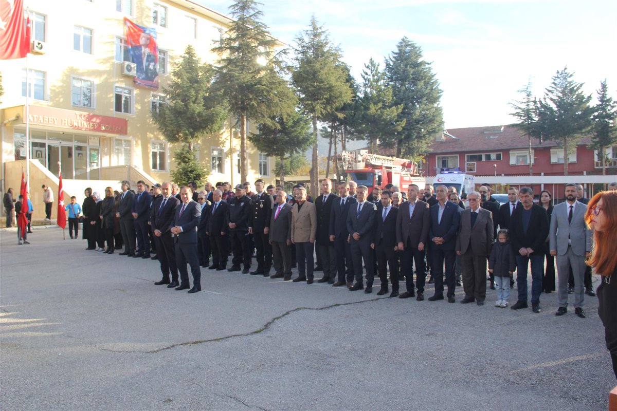 TC_Atabey's tweet photo. Ulu Önder Mustafa Kemal Atatürk’ün ölümünün 87 inci Yıl dönümü münasebetiyle Atatürk Anıtına Çelenk sunma töreni düzenlendi. 
Törene; Vali Yardımcımız Sayın Adnan TEZCAN, Atabey Belediye Başkanı Serdar PEHLİVAN, daire amirleri ve vatandaşlarımız katıldı. @AdnanTezcan37 https://t.co/WX2hwcZFd6