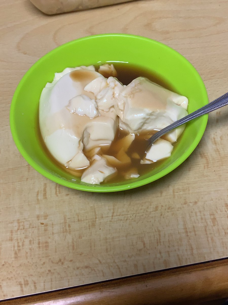 賞味期限近かったんでパック豆腐をレンジでチンしてポン酢かけて崩して食べたけど湯豆腐食べたくなった