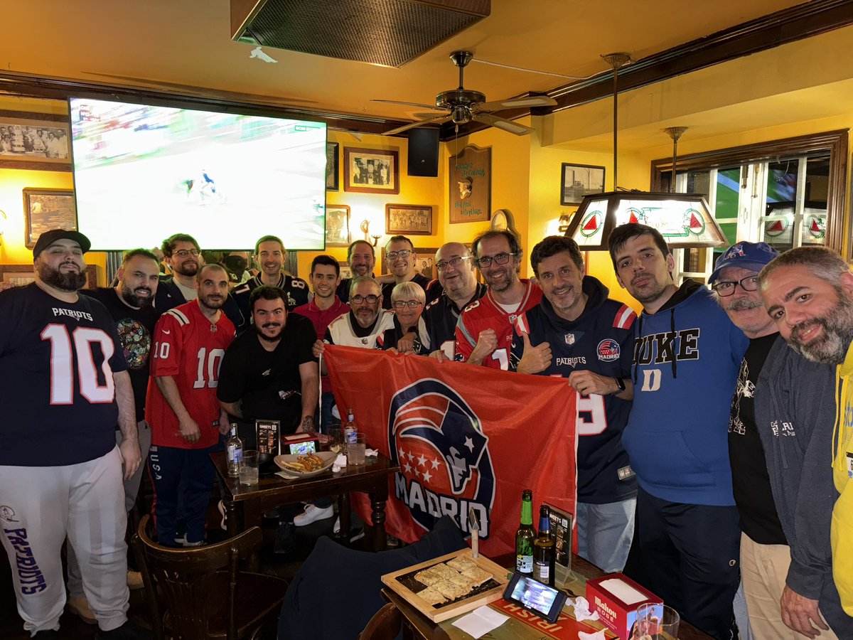 💙 Desde Madrid hasta Foxborough, siempre con ellos 🏈

¡Victoria 28-23! TreVeyon Henderson puso la guinda con dos carreras monumentales y la quedada en McLaren’s fue fiesta total. 🍻🙌

Se gane o se pierda, aquí nos veréis cada domingo.
#NEPats 
#PatriotsMadrid #GoPats