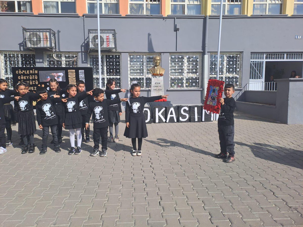 Emhio's tweet photo. Ulu Önderimiz Gazi Mustafa Kemal Atatürk’ü sevgi, saygı, minnet ve büyük bir özlemle anıyoruz♾️
#10Kasım

@Yusuf__Tekin 
@Dr_Onderarpaci 
@M_A_Tiryakioglu 
@AyvatSozer https://t.co/kXw6FpcnP3