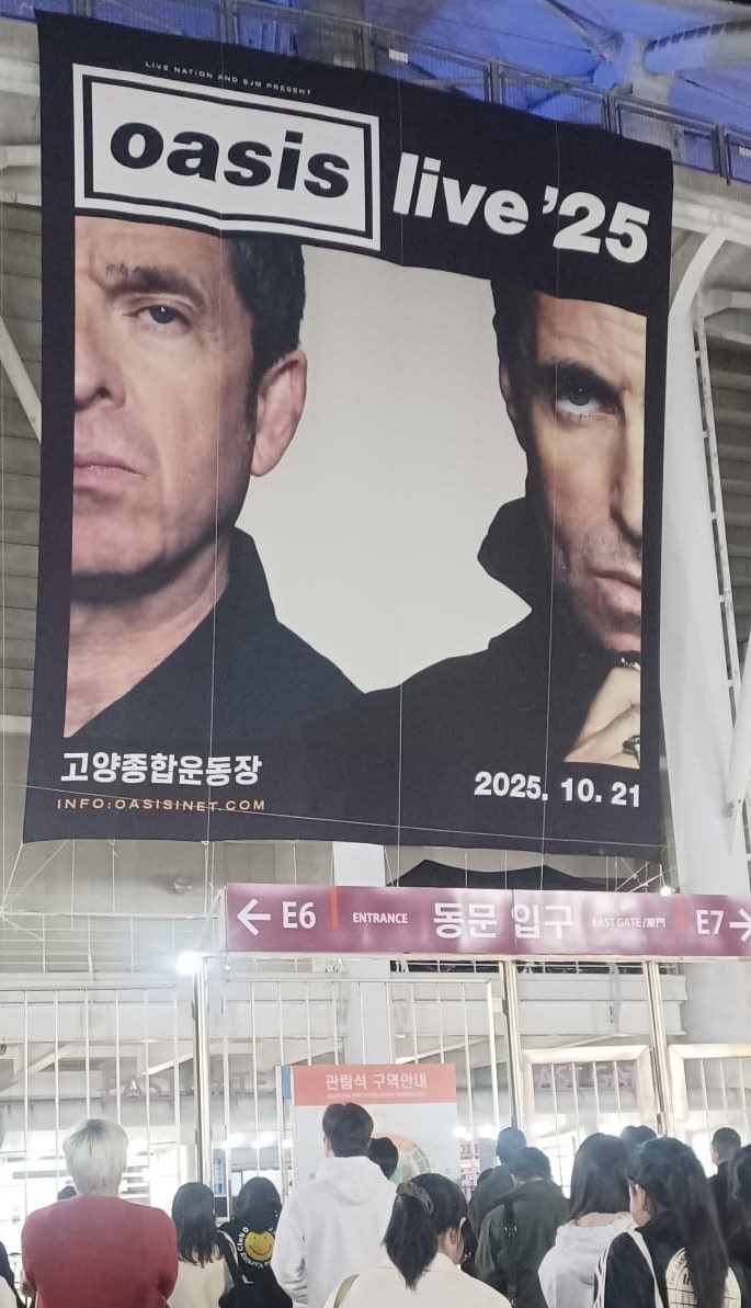 JamesCo67842062's tweet image. Oasis played. I stood outside like a sad meerkat.

A tale of music, melancholy, and trying not to cry in a kimbab wrapper.

Read my latest blog post here:

jlcopeland.com/oasis-played-i…

#BloggersBlast #MondayBlogs #Oasis #UKbloggers 
#oasislive25